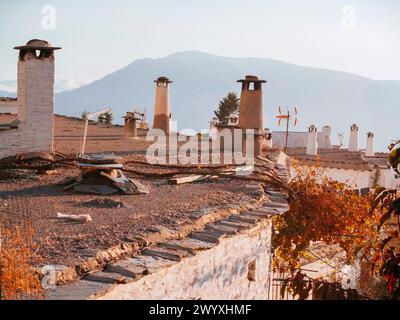 Tetti e camini moreschi tradizionali. Capileira, las Alpujarras, Granada, Andalucía, Spagna, Europa Foto Stock