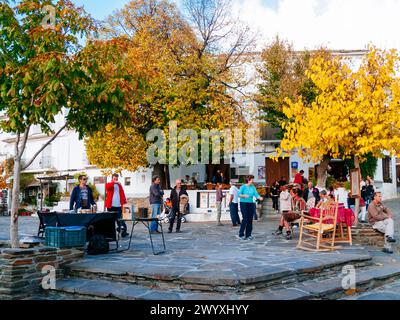 Plaza del Calvario - Piazza del Calvario in autunno. Capileira, Las Alpujarras, Granada, Andalucía, Spagna, Europa Foto Stock