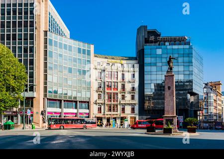 Plaza Circular - Piazza rotonda e statua di López di Haro. Bilbao, Biscaglia, Paesi Baschi, Spagna, Europa Foto Stock