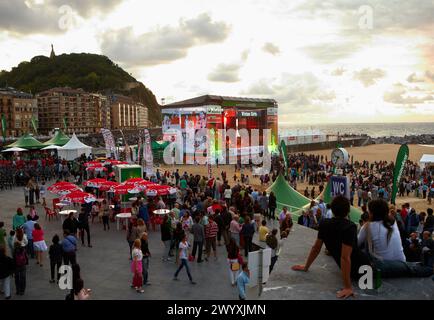 Terrazze sulla spiaggia di la Zurriola, Jazz Festival, Donostia, San Sebastian, Gipuzkoa, paesi Baschi, Spagna. Foto Stock