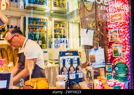 Vetrina che vende prodotti locali. Bilbao, Biscaglia, Paesi Baschi, Spagna, Europa Foto Stock