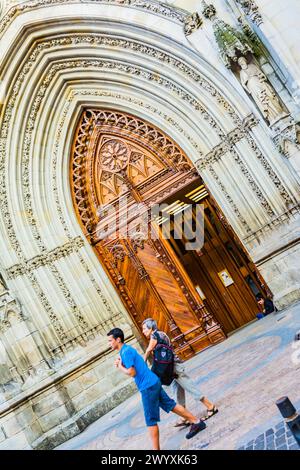 Facciata neogotica, lato ovest. Cattedrale di Santiago. Le sue origini risalgono probabilmente a ben prima della fondazione della città nel 1300. Bilbao, Biscaglia, basco Foto Stock