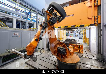 Robot che introduce i materiali nel forno e li porta successivamente alla pressa, alla cella di stampaggio a caldo, all'unità industriale, all'industria automobilistica, al centro tecnologico, Tecnalia Research & Innovation, Derio, Bizkaia, Paesi Baschi, Spagna. Foto Stock