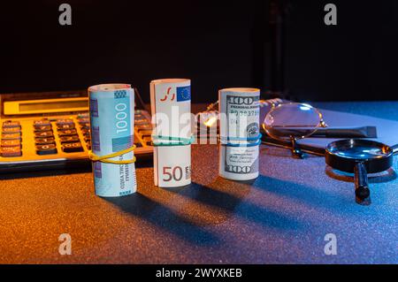 Tre valute diverse sul tavolo. Pacchetti di soldi sul tavolo. Inflazione e differenze di tasso di cambio. Foto Stock