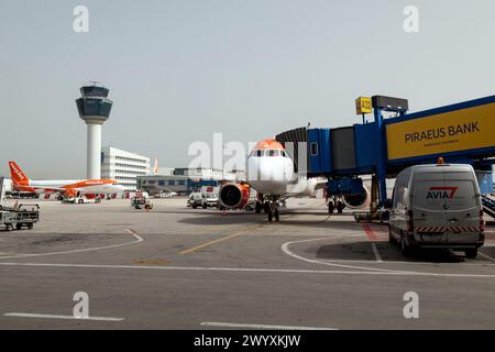 EasyJet Airbus A321, Aeroporto di Atene, Grecia, Europa. Foto Stock