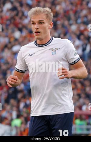 Roma, Lazio, Italia. 6 aprile 2024. Gustav Isaksen della Lazio guarda durante la partita di calcio DI serie A COME Roma - SS Lazio Stadio Olimpico il 6 aprile 2024 a Roma, Italia. (Credit Image: © Ciro De Luca/ZUMA Press Wire) SOLO PER USO EDITORIALE! Non per USO commerciale! Foto Stock