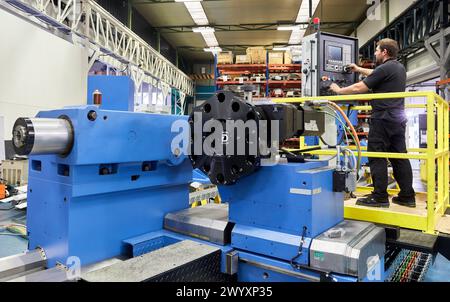 Centro di lavoro, CNC, tornio orizzontale e fresatura. Progettazione, produzione e installazione di macchine utensili, industria metallurgica, officina meccanica,. Foto Stock