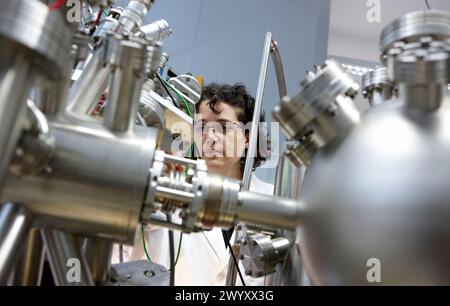 Il microscopio a scansionare il tunnel (STM) nel vuoto ultra-alto (UHV), il laboratorio di Nanophysics, Materials Physics Center è un centro congiunto del Consiglio spagnolo per la ricerca scientifica CSIC e dell'Università dei Paesi Baschi UPV/EHU. La sua attività di ricerca si concentra principalmente sugli aspetti fondamentali della scienza dei materiali. L'attività scientifica nei laboratori e nelle strutture sperimentali del CFM si occupa della morfologia e delle proprietà elettroniche di materiali nano-strutturati, polimeri e materia morbida e materiali fotonici. Inoltre, è dedicata una parte importante della ricerca scientifica nel quadro della CFM Foto Stock