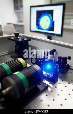 Laboratorio di Nanophotonics, microscopio a fluorescenza confocale con sensibilità molecolare, Materials Physics Center è un centro congiunto del Consiglio spagnolo per la ricerca scientifica CSIC e dell'Università dei Paesi Baschi UPV/EHU. La sua attività di ricerca si concentra principalmente sugli aspetti fondamentali della scienza dei materiali. L'attività scientifica nei laboratori e nelle strutture sperimentali del CFM si occupa della morfologia e delle proprietà elettroniche di materiali nano-strutturati, polimeri e materia morbida e materiali fotonici. Inoltre, è dedicata una parte importante della ricerca scientifica nel quadro della CFM Foto Stock