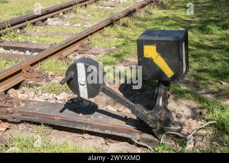 Interruttore ferroviario vintage a comando manuale con leva, peso e primo piano del segnale Foto Stock