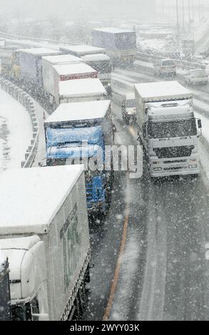 Camion nella neve. Autostrada N1. Ordizia, Gipuzkoa, Euskadi. Foto Stock