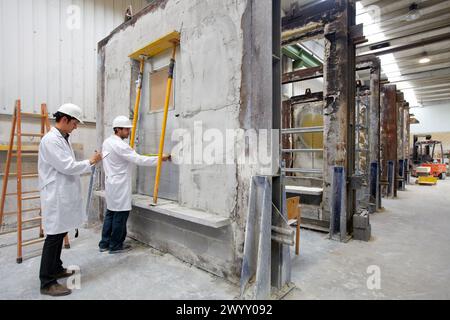 Prova di resistenza al fuoco, parete del telaio di prova, Centro di ricerca tecnologica, Tecnalia Construction, CIDEMCO-Tecnalia Research & Innovation, sviluppo di nuovi prodotti e soluzioni innovative attraverso la ricerca e l'innovazione in diversi settori di attività quali materiali e chimica sostenibile, efficienza energetica degli edifici, riabilitazione e sicurezza, Azpeitia, Gipuzkoa, Euskadi, Spagna. Foto Stock