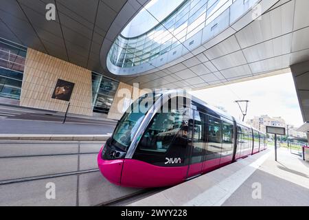 Tram urbano, Auditorium, Boulevard de Champagne, Digione, Cote d'Or, regione di Borgogna, Borgogna, Francia, Europa. Foto Stock