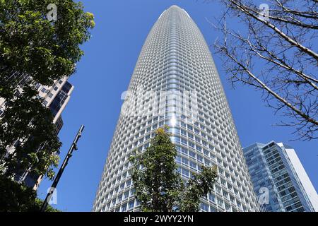 San Francisco, CALIFORNIA, Stati Uniti. 16 marzo 2024: Salesforce Park offre splendide viste degli edifici degli uffici di San Francisco nel quartiere finanziario. Foto Stock