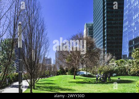 San Francisco, CALIFORNIA, Stati Uniti. 16 marzo 2024: Salesforce Park offre splendide viste degli edifici degli uffici di San Francisco nel quartiere finanziario. Foto Stock