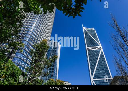 San Francisco, CALIFORNIA, Stati Uniti. 16 marzo 2024: Salesforce Park offre splendide viste degli edifici degli uffici di San Francisco nel quartiere finanziario. Foto Stock