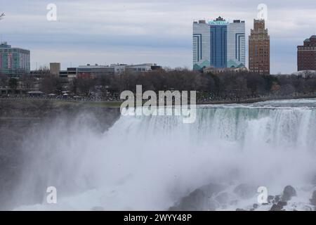 Cascate del Niagara, Canada. 8 aprile 2024. Il Queen Victoria Park a Niagara Falls Ontario è un luogo di ritrovo per l'eclissi solare del 2024. Le cascate del Niagara si aspettano che più di un milione di persone si presentino per vedere l'eclissi solare. Vista delle Cascate del Niagara di New York dal lato canadese. Crediti: Luke Durda/Alamy Live News Foto Stock