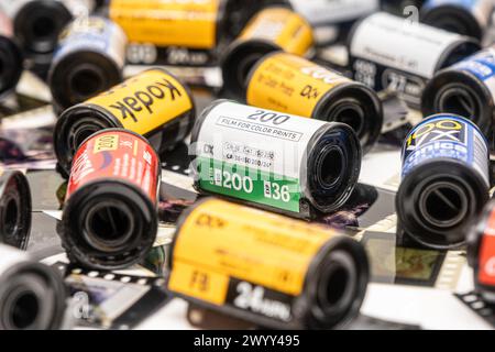 Sibiu, Romania - 7 aprile 2024. Taniche di pellicola vuote da 35 mm da pellicola sviluppata con vecchie strisce di pellicola da 35 mm Foto Stock