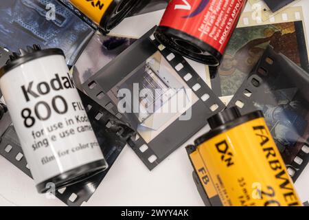 Sibiu, Romania - 7 aprile 2024. Taniche di pellicola vuote da 35 mm da pellicola sviluppata con vecchie strisce di pellicola da 35 mm Foto Stock