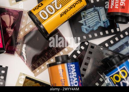 Sibiu, Romania - 7 aprile 2024. Taniche di pellicola vuote da 35 mm da pellicola sviluppata con vecchie strisce di pellicola da 35 mm Foto Stock