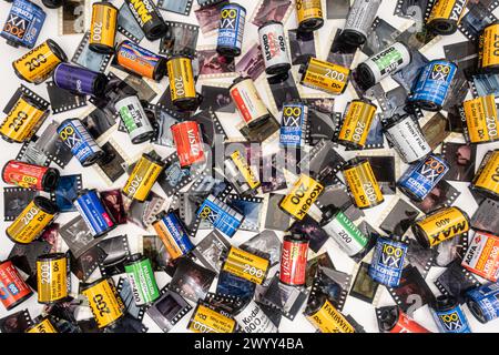 Sibiu, Romania - 7 aprile 2024. Taniche di pellicola vuote da 35 mm da pellicola sviluppata con vecchie strisce di pellicola da 35 mm Foto Stock