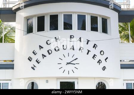 Miami, Florida, Stati Uniti - 1 dicembre 2023: Vista ravvicinata del fronte della sede della Beach Patrol sulla famosa South Beach di Miami Foto Stock