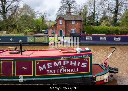 Le imbarcazioni per il narrowboat ormeggiate presso il porticciolo del centro del canale di Nantwich sul canale Shropshire union Cheshire Foto Stock