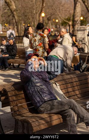 Montreal, Canada - circa 2024, persona che guarda l'eclissi solare Foto Stock