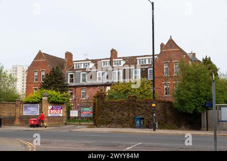 Demolizione in corso della storica Nazareth House a Southend, Essex, ex convento di case di cura e residenziali gestito dalle suore di Nazareth Foto Stock