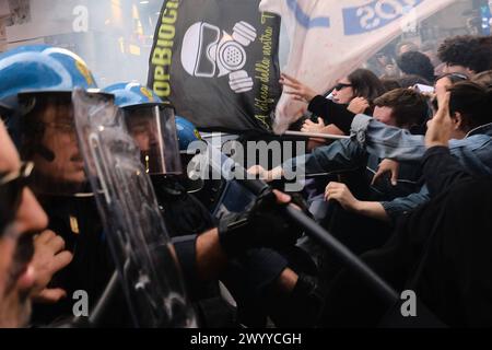 75° anniversario della NATO a napoli gli scontri tra manifestanti e agenti di polizia in equipaggiamento antisommossa si sono verificati poco fa alla fine di via Toledo a Napoli. I giovani manifestanti hanno cercato di sfondare il cordone di sicurezza per arrivare al teatro San Carlo, con l'obiettivo di contestare il concerto previsto per il 75° anniversario della NATO.4 ferriti tra manifesto anti. ABP05023 Copyright: XAntonioxBalascox Foto Stock