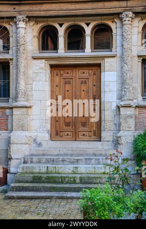 Haus einer reichen Handelsfamilie aus dem 16. Jahrhundert, Hotel de Mauroy mit Maison de l'Outil et de la Pensee ouvriere,. Altstadt von Troyes, Departement Aube, Region Grand Est, Frankreich *** Casa di una ricca famiglia di mercanti del XVI secolo, Hotel de Mauroy con Maison de l'Outil et de la Pensee ouvriere, centro storico di Troyes, dipartimento Aube, regione Grand Est, Francia Foto Stock