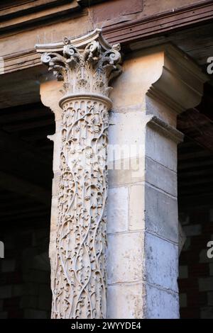reich verzierte Säule am Haus einer reichen Handelsfamilie aus dem 16. Jahrhundert, Hotel de Mauroy mit Maison de l'Outil et de la Pensee ouvriere,. Altstadt von Troyes, Departement Aube, Region Grand Est, Frankreich *** colonna riccamente decorata sulla casa di una ricca famiglia di mercanti del XVI secolo, Hotel de Mauroy con Maison de l'Outil et de la Pensee ouvriere, centro storico di Troyes, dipartimento di Aube, regione Grand Est, Francia Foto Stock