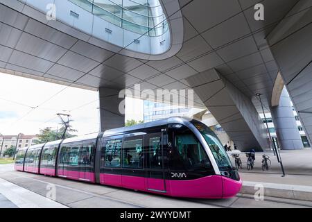 Tram urbano, Auditorium, Boulevard de Champagne, Digione, Cote d'Or, regione di Borgogna, Borgogna, Francia, Europa. Foto Stock