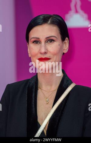 Cannes, Francia. 8 aprile 2024. Ovidie partecipa al Pink Carpet come parte del 7° CannesSeries International Festival di Cannes, Francia, l'8 aprile 2024. Foto di Aurore Marechal/ABACAPRESS.COM credito: Abaca Press/Alamy Live News Foto Stock