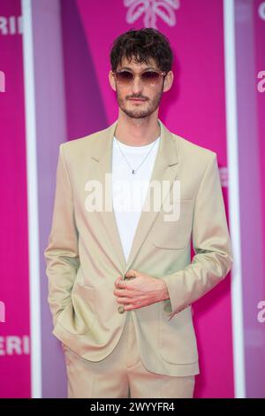 Cannes, Francia. 8 aprile 2024. Pierre Niney partecipa al Pink Carpet come parte del 7° CannesSeries International Festival di Cannes, Francia, l'8 aprile 2024. Foto di Aurore Marechal/ABACAPRESS.COM credito: Abaca Press/Alamy Live News Foto Stock