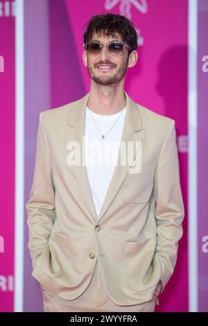 Cannes, Francia. 8 aprile 2024. Pierre Niney partecipa al Pink Carpet come parte del 7° CannesSeries International Festival di Cannes, Francia, l'8 aprile 2024. Foto di Aurore Marechal/ABACAPRESS.COM credito: Abaca Press/Alamy Live News Foto Stock