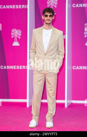 Cannes, Francia. 8 aprile 2024. Pierre Niney partecipa al Pink Carpet come parte del 7° CannesSeries International Festival di Cannes, Francia, l'8 aprile 2024. Foto di Aurore Marechal/ABACAPRESS.COM credito: Abaca Press/Alamy Live News Foto Stock