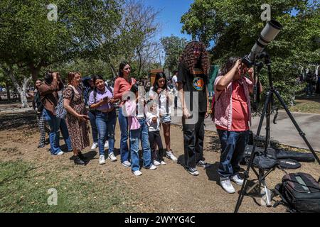 HERMOSILLO, MESSICO - 8 APRILE: Studenti e comunità scientifica si sono riuniti per osservare l'eclissi solare totale nella piazza studentesca dell'Università di Sonora l'8 aprile 2024 a Hermosillo, Messico. Secondo gli esperti, la costa occidentale del Messico sarà uno dei posti migliori per osservare l'eclissi, in particolare gli stati di Coahuila, Durango e Sinaloa, dove la Luna bloccherà completamente il Sole. L'ultima eclissi totale osservata dal Messico è stata nel 1991 e la prossima sarà tra 28 anni.(foto di Luis Gutierrez/ Norte Photo) Foto Stock