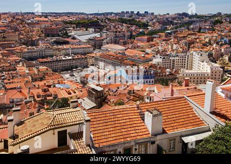 Affacciato sui tetti rossi di Lisbona, Portogallo Foto Stock