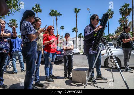 HERMOSILLO, MESSICO - 8 APRILE: Studenti e comunità scientifica si sono riuniti per osservare l'eclissi solare totale nella piazza studentesca dell'Università di Sonora l'8 aprile 2024 a Hermosillo, Messico. Secondo gli esperti, la costa occidentale del Messico sarà uno dei posti migliori per osservare l'eclissi, in particolare gli stati di Coahuila, Durango e Sinaloa, dove la Luna bloccherà completamente il Sole. L'ultima eclissi totale osservata dal Messico è stata nel 1991 e la prossima sarà tra 28 anni.(foto di Luis Gutierrez/ Norte Photo) Foto Stock