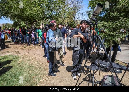 HERMOSILLO, MESSICO - 8 APRILE: Studenti e comunità scientifica si sono riuniti per osservare l'eclissi solare totale nella piazza studentesca dell'Università di Sonora l'8 aprile 2024 a Hermosillo, Messico. Secondo gli esperti, la costa occidentale del Messico sarà uno dei posti migliori per osservare l'eclissi, in particolare gli stati di Coahuila, Durango e Sinaloa, dove la Luna bloccherà completamente il Sole. L'ultima eclissi totale osservata dal Messico è stata nel 1991 e la prossima sarà tra 28 anni.(foto di Luis Gutierrez/ Norte Photo) Foto Stock