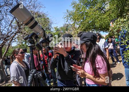 HERMOSILLO, MESSICO - 8 APRILE: Studenti e comunità scientifica si sono riuniti per osservare l'eclissi solare totale nella piazza studentesca dell'Università di Sonora l'8 aprile 2024 a Hermosillo, Messico. Secondo gli esperti, la costa occidentale del Messico sarà uno dei posti migliori per osservare l'eclissi, in particolare gli stati di Coahuila, Durango e Sinaloa, dove la Luna bloccherà completamente il Sole. L'ultima eclissi totale osservata dal Messico è stata nel 1991 e la prossima sarà tra 28 anni.(foto di Luis Gutierrez/ Norte Photo) Foto Stock
