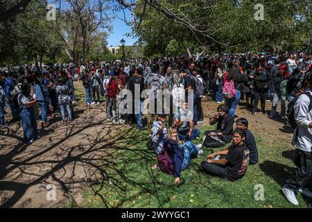 HERMOSILLO, MESSICO - 8 APRILE: Studenti e comunità scientifica si sono riuniti per osservare l'eclissi solare totale nella piazza studentesca dell'Università di Sonora l'8 aprile 2024 a Hermosillo, Messico. Secondo gli esperti, la costa occidentale del Messico sarà uno dei posti migliori per osservare l'eclissi, in particolare gli stati di Coahuila, Durango e Sinaloa, dove la Luna bloccherà completamente il Sole. L'ultima eclissi totale osservata dal Messico è stata nel 1991 e la prossima sarà tra 28 anni.(foto di Luis Gutierrez/ Norte Photo) Foto Stock