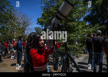 HERMOSILLO, MESSICO - 8 APRILE: Studenti e comunità scientifica si sono riuniti per osservare l'eclissi solare totale nella piazza studentesca dell'Università di Sonora l'8 aprile 2024 a Hermosillo, Messico. Secondo gli esperti, la costa occidentale del Messico sarà uno dei posti migliori per osservare l'eclissi, in particolare gli stati di Coahuila, Durango e Sinaloa, dove la Luna bloccherà completamente il Sole. L'ultima eclissi totale osservata dal Messico è stata nel 1991 e la prossima sarà tra 28 anni.(foto di Luis Gutierrez/ Norte Photo) Foto Stock