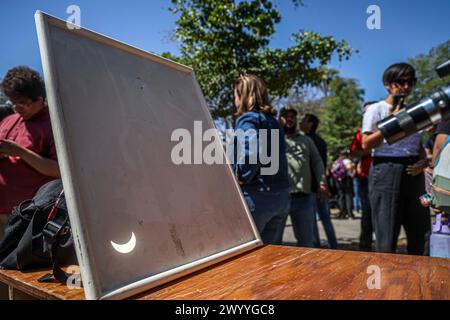 HERMOSILLO, MESSICO - 8 APRILE: Studenti e comunità scientifica si sono riuniti per osservare l'eclissi solare totale nella piazza studentesca dell'Università di Sonora l'8 aprile 2024 a Hermosillo, Messico. Secondo gli esperti, la costa occidentale del Messico sarà uno dei posti migliori per osservare l'eclissi, in particolare gli stati di Coahuila, Durango e Sinaloa, dove la Luna bloccherà completamente il Sole. L'ultima eclissi totale osservata dal Messico è stata nel 1991 e la prossima sarà tra 28 anni.(foto di Luis Gutierrez/ Norte Photo) Foto Stock