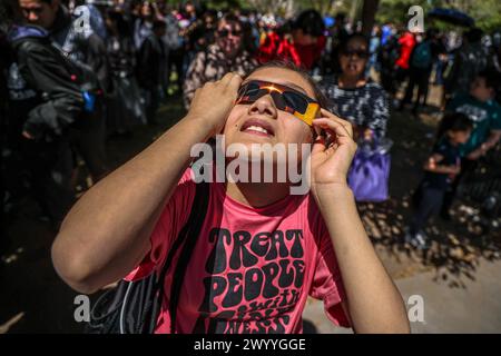 HERMOSILLO, MESSICO - 8 APRILE: Studenti e comunità scientifica si sono riuniti per osservare l'eclissi solare totale nella piazza studentesca dell'Università di Sonora l'8 aprile 2024 a Hermosillo, Messico. Secondo gli esperti, la costa occidentale del Messico sarà uno dei posti migliori per osservare l'eclissi, in particolare gli stati di Coahuila, Durango e Sinaloa, dove la Luna bloccherà completamente il Sole. L'ultima eclissi totale osservata dal Messico è stata nel 1991 e la prossima sarà tra 28 anni.(foto di Luis Gutierrez/ Norte Photo) Foto Stock