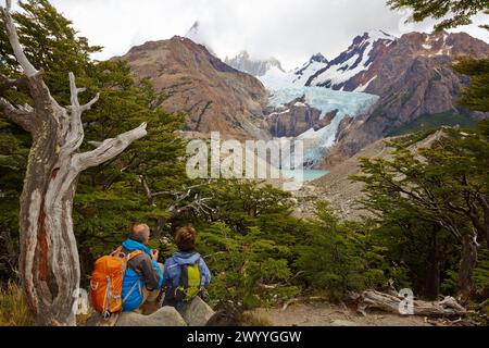 Escursionisti. Ghiacciaio Piedras Blancas. Parco nazionale Los Glaciares. Monte Fitz Roy. El Chalten. Provincia di Santa Cruz. Patagonia. Argentina. Foto Stock