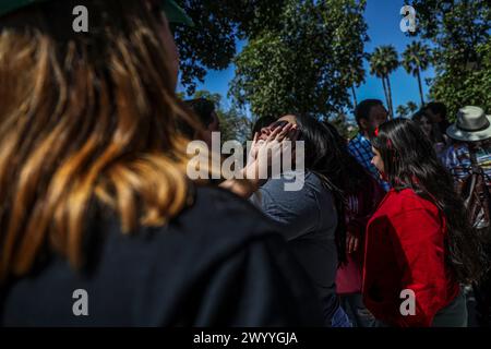 HERMOSILLO, MESSICO - 8 APRILE: Studenti e comunità scientifica si sono riuniti per osservare l'eclissi solare totale nella piazza studentesca dell'Università di Sonora l'8 aprile 2024 a Hermosillo, Messico. Secondo gli esperti, la costa occidentale del Messico sarà uno dei posti migliori per osservare l'eclissi, in particolare gli stati di Coahuila, Durango e Sinaloa, dove la Luna bloccherà completamente il Sole. L'ultima eclissi totale osservata dal Messico è stata nel 1991 e la prossima sarà tra 28 anni.(foto di Luis Gutierrez/ Norte Photo) Foto Stock