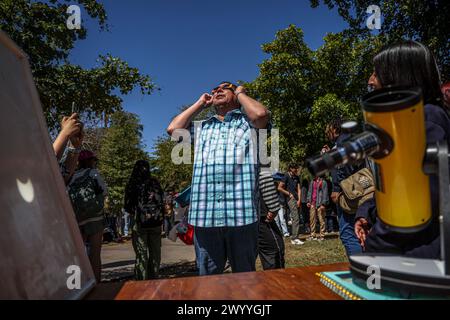 HERMOSILLO, MESSICO - 8 APRILE: Studenti e comunità scientifica si sono riuniti per osservare l'eclissi solare totale nella piazza studentesca dell'Università di Sonora l'8 aprile 2024 a Hermosillo, Messico. Secondo gli esperti, la costa occidentale del Messico sarà uno dei posti migliori per osservare l'eclissi, in particolare gli stati di Coahuila, Durango e Sinaloa, dove la Luna bloccherà completamente il Sole. L'ultima eclissi totale osservata dal Messico è stata nel 1991 e la prossima sarà tra 28 anni.(foto di Luis Gutierrez/ Norte Photo) Foto Stock