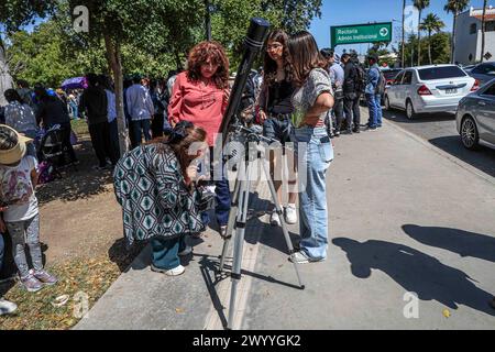 HERMOSILLO, MESSICO - 8 APRILE: Studenti e comunità scientifica si sono riuniti per osservare l'eclissi solare totale nella piazza studentesca dell'Università di Sonora l'8 aprile 2024 a Hermosillo, Messico. Secondo gli esperti, la costa occidentale del Messico sarà uno dei posti migliori per osservare l'eclissi, in particolare gli stati di Coahuila, Durango e Sinaloa, dove la Luna bloccherà completamente il Sole. L'ultima eclissi totale osservata dal Messico è stata nel 1991 e la prossima sarà tra 28 anni.(foto di Luis Gutierrez/ Norte Photo) Foto Stock